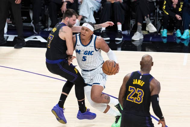 February 24, 2026, Los Angeles, California, USA: Orlando MagicÃ¢â‚¬â ¢s Paolo Banchero (5) drives against Los Angeles LakersÃ¢â‚¬â ¢ Luka DonÄÂiÄ¡ (77) during an NBA, Basketball Herren, USA basketball game at Crypto.com Arena on Tuesday, Feb. 24, 2026 in Los Angeles. Los Angeles USA - ZUMAc68_ 20260224_zaf_c68_044 Copyright: xRingoxChiux