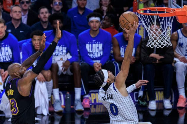 February 24, 2026, Los Angeles, California, USA: Anthony Black 0 of the Orlando Magic attempts a layup as LeBron James 23 of the Los Angeles Lakers defends the basket during their regular season NBA, Basketball Herren, USA game on Tuesday February 24, 2026 at Crypto.com Arena in Los Angeles, California. Lakers lose to Magic, 109-110. ARIANA RUIZ PI Lakers Vs. Magic  - ZUMAp124 20260224_zaa_p124_029 Copyright: xArianaxRuizx