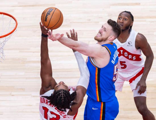 (260225) -- TORONTO, Feb. 25, 2026 -- Collin Murray-Boyles (L) of Toronto Raptors fights for a rebound with Isaiah Hartenstein (C) of Oklahoma City Thunder during the 2025-2026 NBA, Basketball Herren, USA regular season game between Toronto Raptors and Oklahoma City Thunder in Toronto, Canada, on Feb. 24, 2026. (Photo by Xinhua) (SP)CANADA-TORONTO-BASKETBALL-NBA-THUNDER VS RAPTORS ZouxZheng 