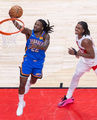 (260225) -- TORONTO, Feb. 25, 2026 -- Cason Wallace (L) of Oklahoma City Thunder goes up for a layup during the 2025-2026 NBA, Basketball Herren, USA regular season game between Toronto Raptors and Oklahoma City Thunder in Toronto, Canada, on Feb. 24, 2026. (Photo by Xinhua) (SP)CANADA-TORONTO-BASKETBALL-NBA-THUNDER VS RAPTORS ZouxZheng 