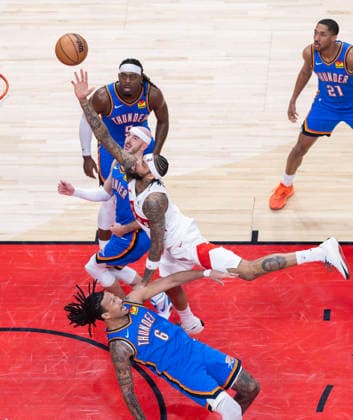 (260225) -- TORONTO, Feb. 25, 2026 -- Brandon Ingram (2nd R) of Toronto Raptors goes for a layup during the 2025-2026 NBA, Basketball Herren, USA regular season game between Toronto Raptors and Oklahoma City Thunder in Toronto, Canada, on Feb. 24, 2026. (Photo by Xinhua) (SP)CANADA-TORONTO-BASKETBALL-NBA-THUNDER VS RAPTORS ZouxZheng 