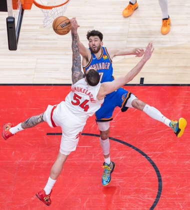 (260225) -- TORONTO, Feb. 25, 2026 -- Chet Holmgren (back) of Oklahoma City Thunder blocks Sandro Mamukelashvili of Toronto Raptors during the 2025-2026 NBA, Basketball Herren, USA regular season game between Toronto Raptors and Oklahoma City Thunder in Toronto, Canada, on Feb. 24, 2026. (Photo by Xinhua) (SP)CANADA-TORONTO-BASKETBALL-NBA-THUNDER VS RAPTORS ZouxZheng 