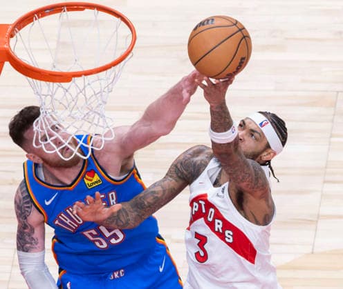 (260225) -- TORONTO, Feb. 25, 2026 -- Brandon Ingram (R) of Toronto Raptors goes for a layup during the 2025-2026 NBA, Basketball Herren, USA regular season game between Toronto Raptors and Oklahoma City Thunder in Toronto, Canada, on Feb. 24, 2026. (Photo by Xinhua) (SP)CANADA-TORONTO-BASKETBALL-NBA-THUNDER VS RAPTORS ZouxZheng 