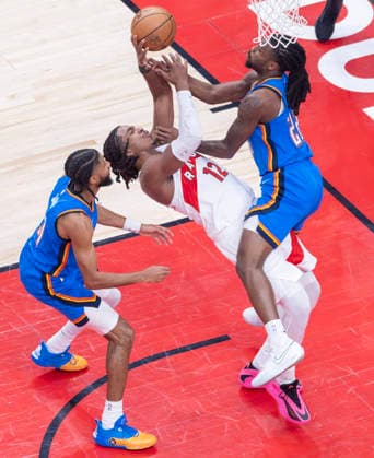 (260225) -- TORONTO, Feb. 25, 2026 -- Collin Murray-Boyles (C) of Toronto Raptors vies with Cason Wallace (R) of Oklahoma City Thunder during the 2025-2026 NBA, Basketball Herren, USA regular season game between Toronto Raptors and Oklahoma City Thunder in Toronto, Canada, on Feb. 24, 2026. (Photo by Xinhua) (SP)CANADA-TORONTO-BASKETBALL-NBA-THUNDER VS RAPTORS ZouxZheng 