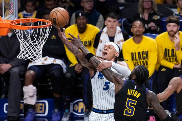 February 24, 2026, Los Angeles, California, United States: Orlando Magic™s Paolo Banchero (5) goes to the basket under pressure from Los Angeles Lakers™ Deandre Ayton (5) during an NBA, Basketball Herren, USA basketball game at Crypto.com Arena in Los Angeles. NBA 2026: Magic 110:109 Lakers. NBA 2026: Magic Vs Lakers In Los Angeles, US - 24 Feb 2026  - ZUMAs197 20260224_aaa_s197_312 Copyright: xRingoxChiux