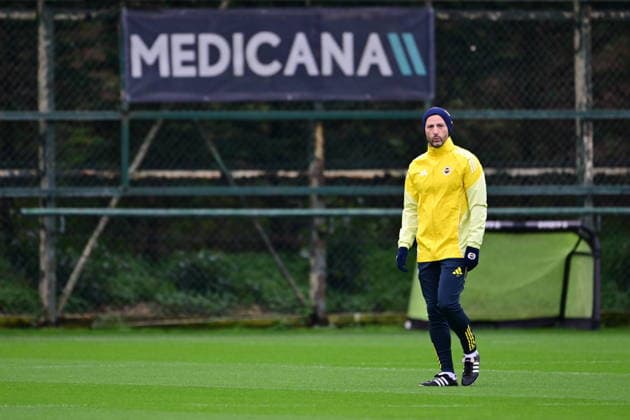 Ahead of the Nottingham Forest v Fenerbahce - UEFA Europa League ISTANBUL, TURKIYE - FEBRUARY 25: Fenerbahce head coach Domenico Tedesco leads the training session ahead of the UEFA Europa League round of 16 play-off second leg match between Nottingham Forest and Fenerbahce at Can Bartu Facilities in Istanbul, Turkiye on February 25, 2026. Abdulhamid Hosbas Anadolu Istanbul Turkey. Editorial use only. Please get in touch for any other usage.  Copyright: x2026xAnadoluxAbdulhamidxHosbasx
