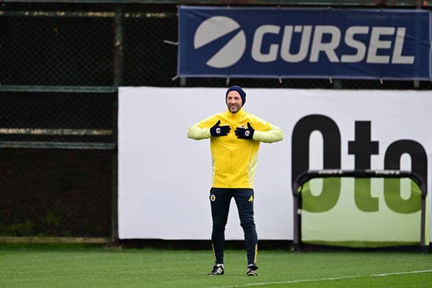 Ahead of the Nottingham Forest v Fenerbahce - UEFA Europa League ISTANBUL, TURKIYE - FEBRUARY 25: Fenerbahce head coach Domenico Tedesco leads the training session ahead of the UEFA Europa League round of 16 play-off second leg match between Nottingham Forest and Fenerbahce at Can Bartu Facilities in Istanbul, Turkiye on February 25, 2026. Abdulhamid Hosbas Anadolu Istanbul Turkey. Editorial use only. Please get in touch for any other usage.  Copyright: x2026xAnadoluxAbdulhamidxHosbasx
