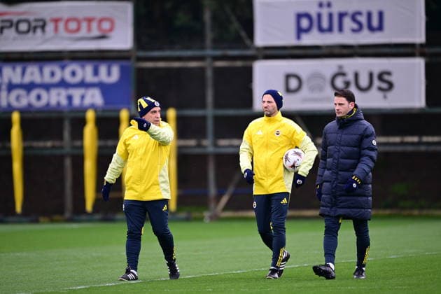 Ahead of the Nottingham Forest v Fenerbahce - UEFA Europa League ISTANBUL, TURKIYE - FEBRUARY 25: Fenerbahce head coach Domenico Tedesco (C) leads the training session ahead of the UEFA Europa League round of 16 play-off second leg match between Nottingham Forest and Fenerbahce at Can Bartu Facilities in Istanbul, Turkiye on February 25, 2026. Abdulhamid Hosbas Anadolu Istanbul Turkey. Editorial use only. Please get in touch for any other usage.  Copyright: x2026xAnadoluxAbdulhamidxHosbasx