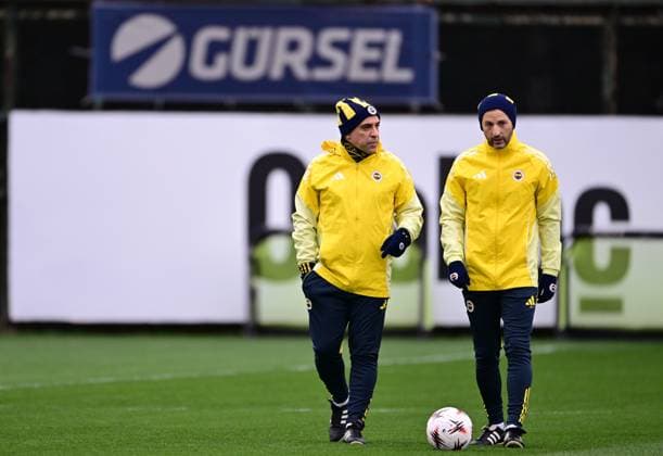 Ahead of the Nottingham Forest v Fenerbahce - UEFA Europa League ISTANBUL, TURKIYE - FEBRUARY 25: Fenerbahce head coach Domenico Tedesco (R) leads the training session ahead of the UEFA Europa League round of 16 play-off second leg match between Nottingham Forest and Fenerbahce at Can Bartu Facilities in Istanbul, Turkiye on February 25, 2026. Abdulhamid Hosbas Anadolu Istanbul Turkey. Editorial use only. Please get in touch for any other usage.  Copyright: x2026xAnadoluxAbdulhamidxHosbasx