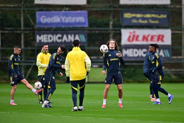 Ahead of the Nottingham Forest v Fenerbahce - UEFA Europa League ISTANBUL, TURKIYE - FEBRUARY 25: Fenerbahce players train under the management of head coach Domenico Tedesco during their final practice session ahead of the UEFA Europa League round of 16 play-off second leg match against England’s Nottingham Forest at the Can Bartu Facilities, with Matteo Guendouzi (2nd R) also taking part in the session in Istanbul, Turkiye, on February 25, 2026. Abdulhamid Hosbas Anadolu Istanbul Turkey. Editorial use only. Please get in touch for any other usage.  Copyright: x2026xAnadoluxAbdulhamidxHosbasx