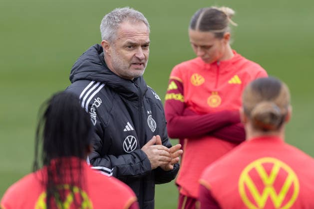 Training Deutsche Fußball-Nationalmannschaft der Frauen Bundestrainer Christian Wück spricht zu seinem Team vor Trainingsbeginn. Training der Frauen-Nationalmannschaft vor den WM-Qualifikationsspielen gegen Slowenien und Norwegen am 25. Februar 2026 in Frankfurt am Main, Frankfurt am Main Hessen Deutschland DFB-Campus *** Training German national womens soccer team national coach Christian Wück speaks to his team before the start of training Training of the womens national team before the World Cup qualifiers against Slovenia and Norway on February 25, 2026 in Frankfurt am Main, Frankfurt am Main Hessen Germany DFB Campus