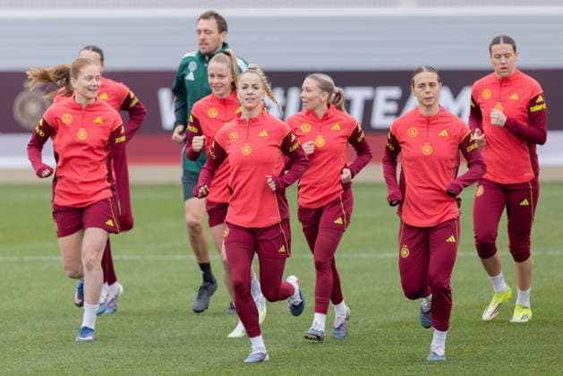 Training German national womens soccer team From left Sjoeke Nüsken Chelsea FC , assistant coach Julius Balsmeier, Vivien Endemann VfL Wolfsburg , Giulia Gwinn FC Bayern Munich , Elisa Senß Eintracht Frankfurt , Klara Bühl FC Bayern Munich and Larissa Mühlhaus Werder Bremen Training of the womens national team before the World Cup qualifiers against Slovenia and Norway on February 25, 2026 in Frankfurt am Main, Frankfurt am Main Hessen Germany DFB Campus