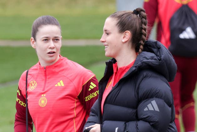 25 02 2026, xgrfx, Football DFB Media Dates, German Womens National Team Training v l Stina Johannes, Ena Mahmutovic German Womens National Team DFL DFB REGULATIONS PROHIBIT ANY USE OF PHOTOGRAPHS as IMAGE SEQUENCES and or QUASI VIDEO Frankfurt am Main