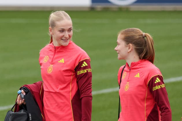 25 02 2026, xgrfx, Football DFB Media Dates, German Womens National Team Training v l Camilla Küver, Sjoeke Nüsken German Womens National Team DFL DFB REGULATIONS PROHIBIT ANY USE OF PHOTOGRAPHS as IMAGE SEQUENCES and or QUASI VIDEO Frankfurt am Main
