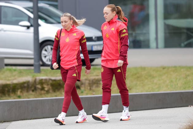 25 02 2026, xgrfx, Football DFB Media Dates, German Womens National Team Training v l Elisa Senß, Lisanne Gräwe German Womens National Team DFL DFB REGULATIONS PROHIBIT ANY USE OF PHOTOGRAPHS as IMAGE SEQUENCES and or QUASI VIDEO Frankfurt am Main
