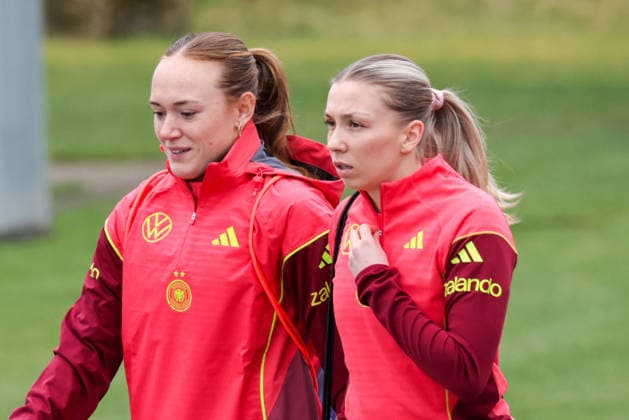 25 02 2026, xgrfx, Football DFB Media Dates, German Womens National Team Training v l Lisanne Gräwe, Elisa Senß German Womens National Team DFL DFB REGULATIONS PROHIBIT ANY USE OF PHOTOGRAPHS as IMAGE SEQUENCES and or QUASI VIDEO Frankfurt am Main