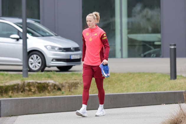 25 02 2026, xgrfx, Football DFB Media Dates, German Womens National Team Training v l Lea Schüller German Womens National Team DFL DFB REGULATIONS PROHIBIT ANY USE OF PHOTOGRAPHS as IMAGE SEQUENCES and or QUASI VIDEO Frankfurt am Main
