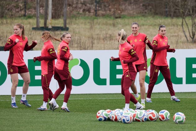 25 02 2026, xgrfx, Football DFB Media Dates, German Womens National Team Training f l Sjoeke Nüsken, Lisanne Gräwe, Elisa Senß, Giulia Gwinn, Jule Brand, Carlotta Wamser German Womens National Team DFL DFB REGULATIONS PROHIBIT ANY USE OF PHOTOGRAPHS as IMAGE SEQUENCES and or QUASI VIDEO Frankfurt am Main