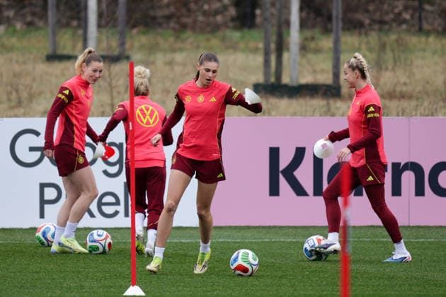 25 02 2026, xgrfx, Football DFB Media Dates, German Womens National Team Training f l Sarai Linder, Jule Brand, Giulia Gwinn German Womens National Team DFL DFB REGULATIONS PROHIBIT ANY USE OF PHOTOGRAPHS as IMAGE SEQUENCES and or QUASI VIDEO Frankfurt am Main