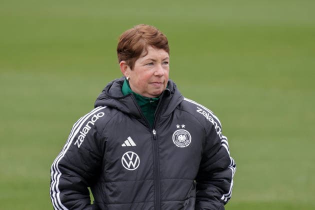 25 02 2026, xgrfx, Football DFB Media Dates, German Womens National Team Training v l Maren Meinert German Womens National Team DFL DFB REGULATIONS PROHIBIT ANY USE OF PHOTOGRAPHS as IMAGE SEQUENCES and or QUASI VIDEO Frankfurt am Main