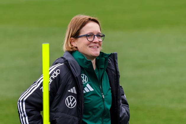 25 02 2026, xgrfx, Football DFB Media Dates, German Womens National Team Training v l Saskia Bartusiak German Womens National Team DFL DFB REGULATIONS PROHIBIT ANY USE OF PHOTOGRAPHS as IMAGE SEQUENCES and or QUASI VIDEO Frankfurt am Main