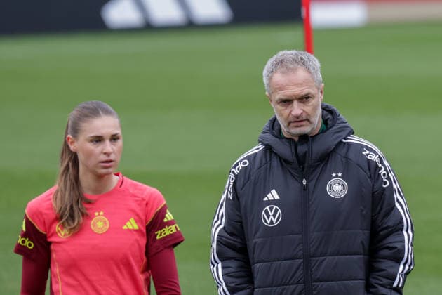 25 02 2026, xgrfx, Football DFB Media Dates, German Womens National Team Training v l Jule Brand, Christian Wück German Womens National Team DFL DFB REGULATIONS PROHIBIT ANY USE OF PHOTOGRAPHS as IMAGE SEQUENCES and or QUASI VIDEO Frankfurt am Main