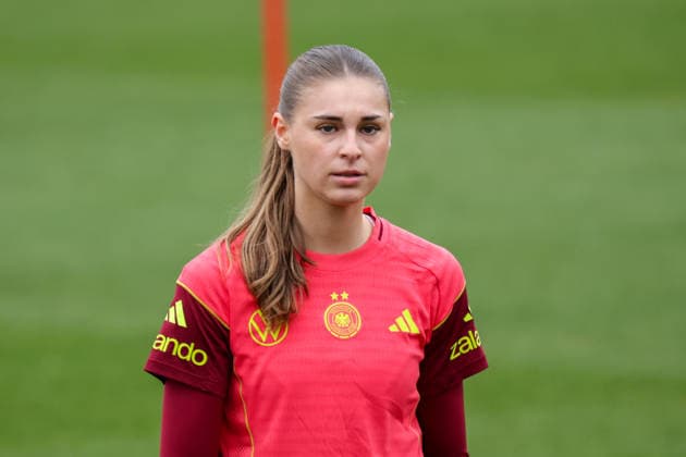 25 02 2026, xgrfx, Football DFB Media Dates, German Womens National Team Training v l Jule Brand German Womens National Team DFL DFB REGULATIONS PROHIBIT ANY USE OF PHOTOGRAPHS as IMAGE SEQUENCES and or QUASI VIDEO Frankfurt am Main