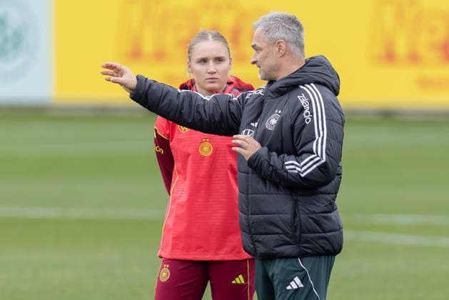 Training German national womens soccer team National coach Christian Wück in conversation with Jella Veit, who has been called up to the national squad for the first time Eintracht Frankfurt Training of the womens national team ahead of the World Cup qualifiers against Slovenia and Norway on February 25, 2026 in Frankfurt am Main, Frankfurt am Main Hesse Germany DFB Campus