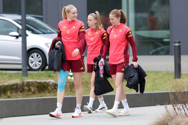 25 02 2026, xgrfx, Football DFB Media Dates, German Womens National Team Training f l Camilla Küver, Vivien Endemann, Sjoeke Nüsken German Womens National Team DFL DFB REGULATIONS PROHIBIT ANY USE OF PHOTOGRAPHS as IMAGE SEQUENCES and or QUASI VIDEO Frankfurt am Main