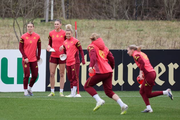 25 02 2026, xgrfx, Football DFB Media Dates, German Womens National Team Training f l Klara Bühl, Jule Brand, Linda Dallmann German Womens National Team DFL DFB REGULATIONS PROHIBIT ANY USE OF PHOTOGRAPHS as IMAGE SEQUENCES and or QUASI VIDEO Frankfurt am Main