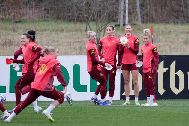 25 02 2026, xgrfx, Football DFB Media Dates, German Womens National Team Training f l Lea Schüller, Klara Bühl, Jule Brand, Linda Dallmann German Womens National Team DFL DFB REGULATIONS PROHIBIT ANY USE OF PHOTOGRAPHS as IMAGE SEQUENCES and or QUASI VIDEO Frankfurt am Main