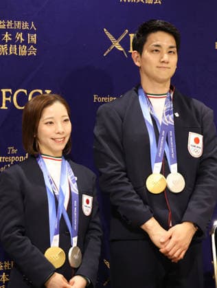 February 25, 2026, Tokyo, Japan - Japanese pair figure skaters Riku Miura (L) and Ryuichi Kihara (R) display their gold and silver medals of the Milano-Cortina Winter Olympic Games, Olympische Spiele, Olympia, OS as they hold a press conference, PK, Pressekonferenz at the Foreign Correspondents Club of Japan in Tokyo on Wednesday, February 25, 2026. Miura and Kihara won the gold of pairs and silver for team event of the Figure skating, Eiskunstlauf (photo by Yoshio Tsunoda AFLO) Noxthirdxpartyxsales  aflo_321221194