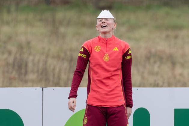 Training German womens national soccer team Lea Schüller has fun training Manchester United Training of the womens national team before the World Cup qualifiers against Slovenia and Norway on February 25, 2026 in Frankfurt am Main, Frankfurt am Main Hesse Germany DFB Campus