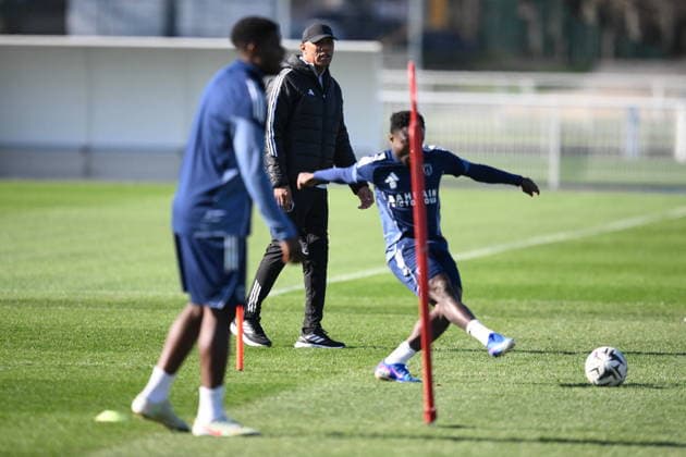 Paris FC Training Session - Paris This pictures shows Antoine Kombouare the new coach of Paris FC during his first training session with Paris FC in Orly, near Paris, France, on February 25, 2026. Photo by Eliot Blondet ABACAPRESS.COM Paris France  Copyright: xBlondetxEliot ABACAx