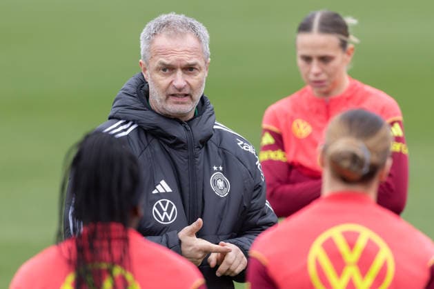 Training German national womens soccer team national coach Christian Wück speaks to his team before the start of training Training of the womens national team before the World Cup qualifiers against Slovenia and Norway on February 25, 2026 in Frankfurt am Main, Frankfurt am Main Hesse Germany DFB Campus
