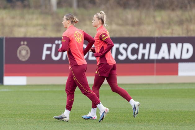 Training German national womens soccer team Klara Bühl FC Bayern Munich and Giulia Gwinn FC Bayern Munich warming up Training of the womens national team before the World Cup qualifiers against Slovenia and Norway on February 25, 2026 in Frankfurt am Main, Frankfurt am Main Hessen Germany DFB Campus