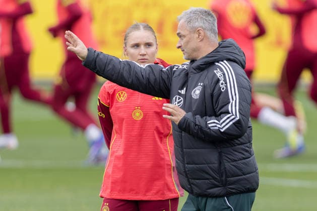 Training German national womens soccer team National coach Christian Wück in conversation with Jella Veit, who has been called up to the national squad for the first time Eintracht Frankfurt Training of the womens national team ahead of the World Cup qualifiers against Slovenia and Norway on February 25, 2026 in Frankfurt am Main, Frankfurt am Main Hesse Germany DFB Campus