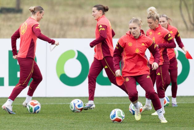Training German national womens soccer team Jella Veit Eintracht Frankfurt on the ball In the background from left Klara Bühl FC Bayern Munich , Carlotta Wamser Bayer Leverkusen , Linda Dallmann FC Bayern Munich and Elisa Senß Eintracht Frankfurt Training of the womens national team before the World Cup qualifiers against Slovenia and Norway on February 25, 2026 in Frankfurt am Main, Frankfurt am Main Hesse Germany DFB Campus