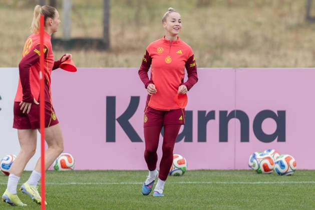 Training German womens national soccer team Good mood with team captain Giulia Gwinn FC Bayern Munich Left Sarai Linder VfL Wolfsburg Training of the womens national team before the World Cup qualifiers against Slovenia and Norway on February 25, 2026 in Frankfurt am Main, Frankfurt am Main Hesse Germany DFB Campus