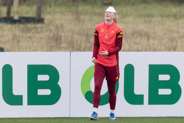 Training German womens national soccer team Lea Schüller has fun training Manchester United Training of the womens national team before the World Cup qualifiers against Slovenia and Norway on February 25, 2026 in Frankfurt am Main, Frankfurt am Main Hesse Germany DFB Campus