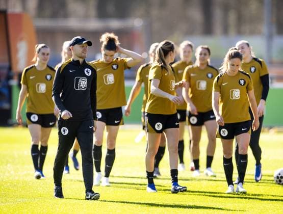 ZEIST - National coach Arjan Veurink during a training session prior to the Dutch women s World Cup qualifying match against Poland. KOEN VAN WEEL ANP xVIxANPxSportx xxANPxIVx 551723042 originalFilename: 551723042.jpg