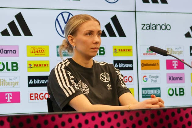 25 02 2026, xgrfx, Football DFB Media Dates, German Womens National Team Training v l Elisa Senß German Womens National Team DFL DFB REGULATIONS PROHIBIT ANY USE OF PHOTOGRAPHS as IMAGE SEQUENCES and or QUASI VIDEO Frankfurt am Main