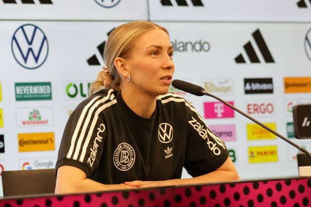 25 02 2026, xgrfx, Football DFB Media Dates, German Womens National Team Training v l Elisa Senß German Womens National Team DFL DFB REGULATIONS PROHIBIT ANY USE OF PHOTOGRAPHS as IMAGE SEQUENCES and or QUASI VIDEO Frankfurt am Main