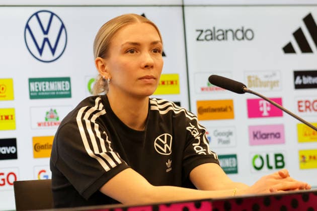 25 02 2026, xgrfx, Football DFB Media Dates, German Womens National Team Training v l Elisa Senß German Womens National Team DFL DFB REGULATIONS PROHIBIT ANY USE OF PHOTOGRAPHS as IMAGE SEQUENCES and or QUASI VIDEO Frankfurt am Main