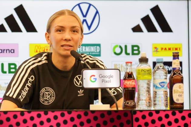25 02 2026, xgrfx, Football DFB Media Dates, German Womens National Team Training v l Elisa Senß German Womens National Team DFL DFB REGULATIONS PROHIBIT ANY USE OF PHOTOGRAPHS as IMAGE SEQUENCES and or QUASI VIDEO Frankfurt am Main