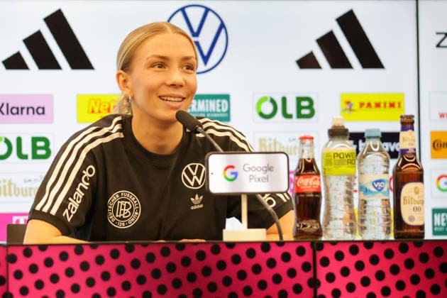 25 02 2026, xgrfx, Football DFB Media Dates, German Womens National Team Training v l Elisa Senß German Womens National Team DFL DFB REGULATIONS PROHIBIT ANY USE OF PHOTOGRAPHS as IMAGE SEQUENCES and or QUASI VIDEO Frankfurt am Main