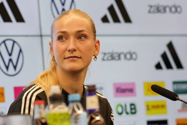 25 02 2026, xgrfx, Football DFB Media Dates, German Womens National Team Training v l Camilla Küver German Womens National Team DFL DFB REGULATIONS PROHIBIT ANY USE OF PHOTOGRAPHS as IMAGE SEQUENCES and or QUASI VIDEO Frankfurt am Main