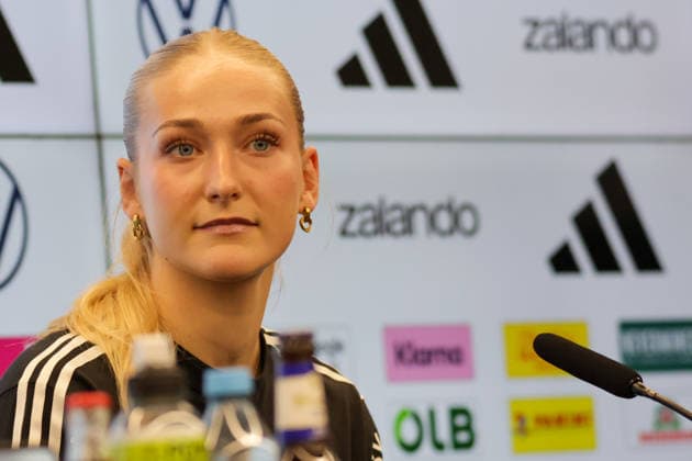 25 02 2026, xgrfx, Football DFB Media Dates, German Womens National Team Training v l Camilla Küver German Womens National Team DFL DFB REGULATIONS PROHIBIT ANY USE OF PHOTOGRAPHS as IMAGE SEQUENCES and or QUASI VIDEO Frankfurt am Main