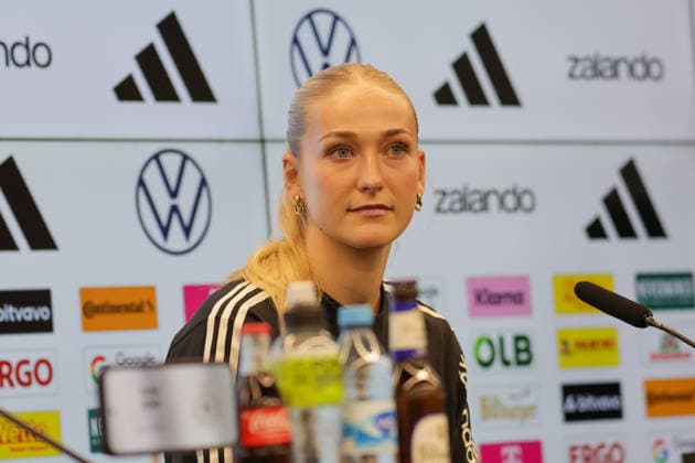 25 02 2026, xgrfx, Football DFB Media Dates, German Womens National Team Training v l Camilla Küver German Womens National Team DFL DFB REGULATIONS PROHIBIT ANY USE OF PHOTOGRAPHS as IMAGE SEQUENCES and or QUASI VIDEO Frankfurt am Main