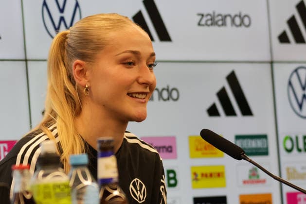 25 02 2026, xgrfx, Football DFB Media Dates, German Womens National Team Training v l Camilla Küver German Womens National Team DFL DFB REGULATIONS PROHIBIT ANY USE OF PHOTOGRAPHS as IMAGE SEQUENCES and or QUASI VIDEO Frankfurt am Main